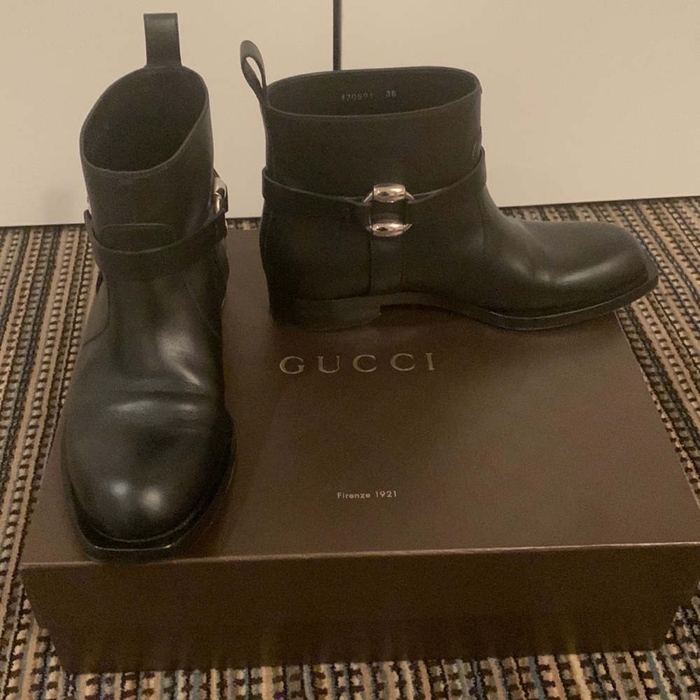 Gucci Moto style luxurious Black leather ankle boots. Size 38. Silver hardware